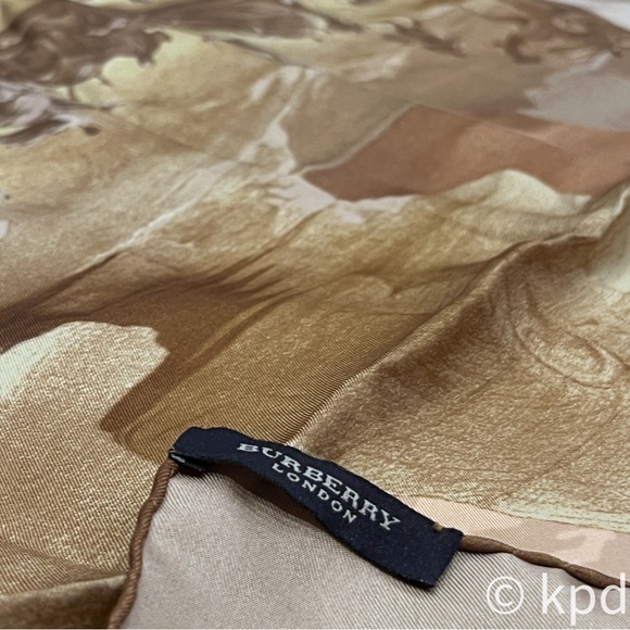 Rare Burberry silk scarf Sphinx" pattern the Spring/Summer 2021 collection - Picture 10 of 10